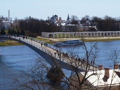Горбатый мост через реку Волхов