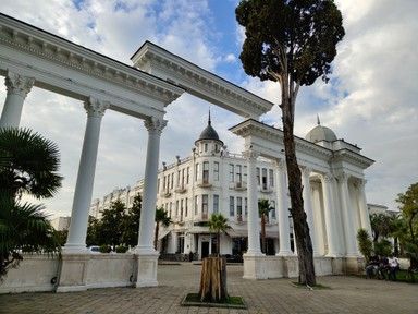 Колоннада на набережной Сухума