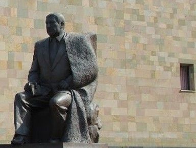 Памятник Расулу Гамзатову