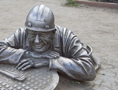 Памятник сантехнику
