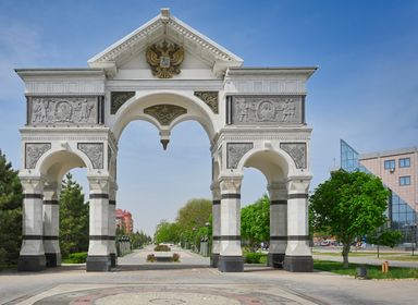 Триумфальная арка и Аллея Славы